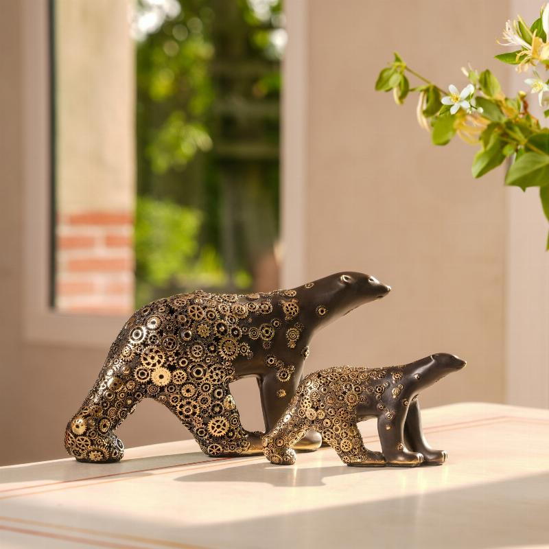 François Pompon dans son atelier avec L'Ours blanc, incarnant la modernité de la sculpture animalière